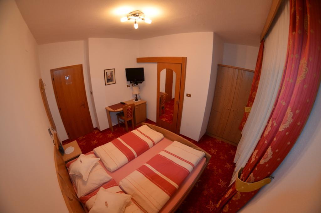 Bed and Breakfast Garni Ossi à Santa Cristina Val Gardena Chambre photo