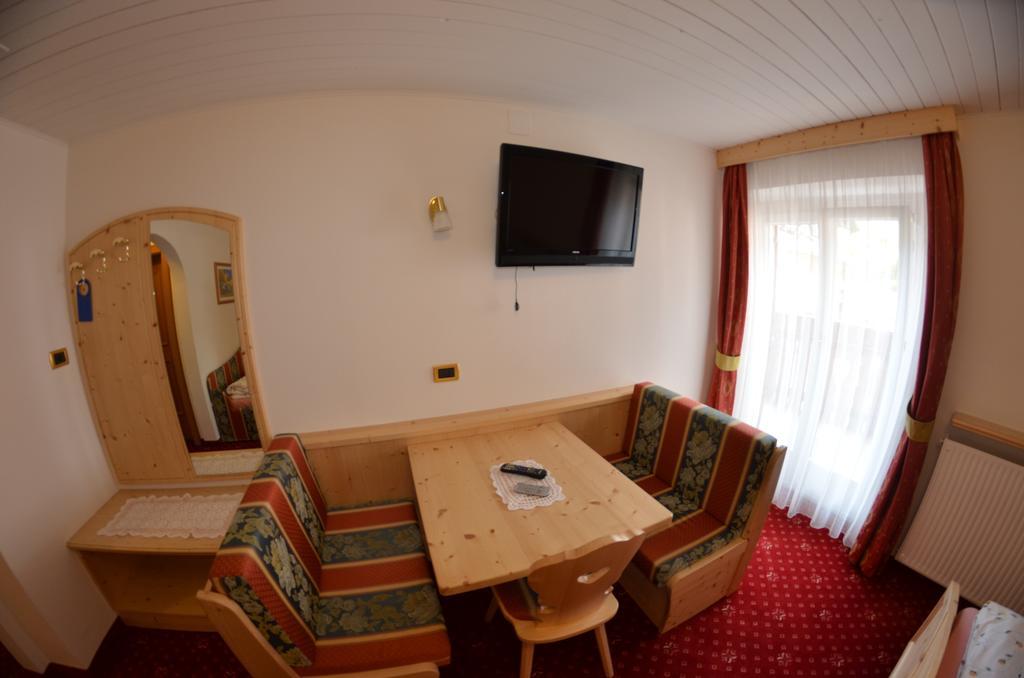 Bed and Breakfast Garni Ossi à Santa Cristina Val Gardena Chambre photo