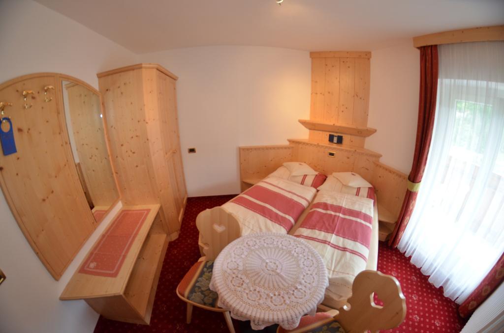 Bed and Breakfast Garni Ossi à Santa Cristina Val Gardena Chambre photo